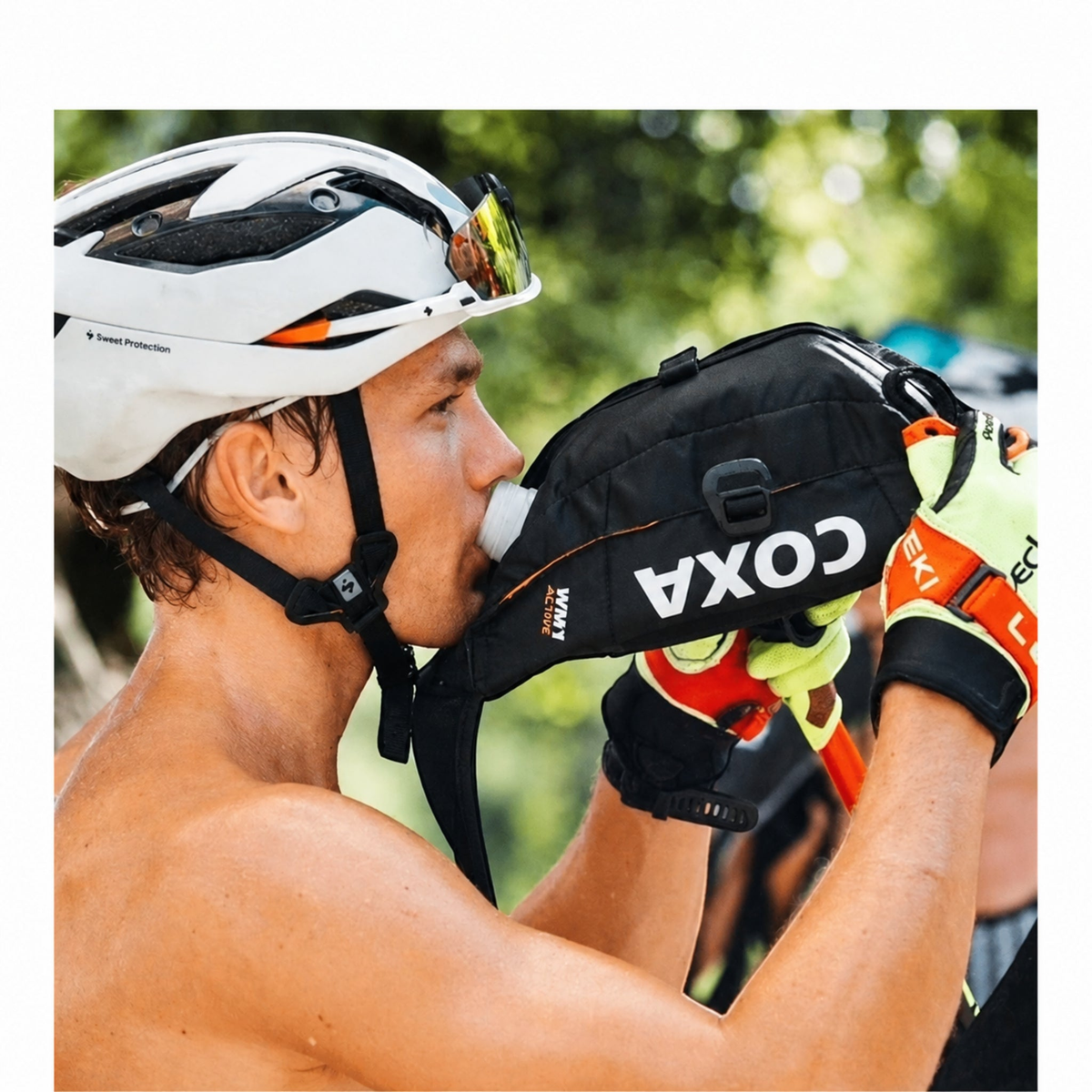 Coxa Carry – Cyklist dricker ur hårdflaska