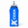 Blå Coxa softflaska 500 ml med munstycke och vitt Coxa-tryck